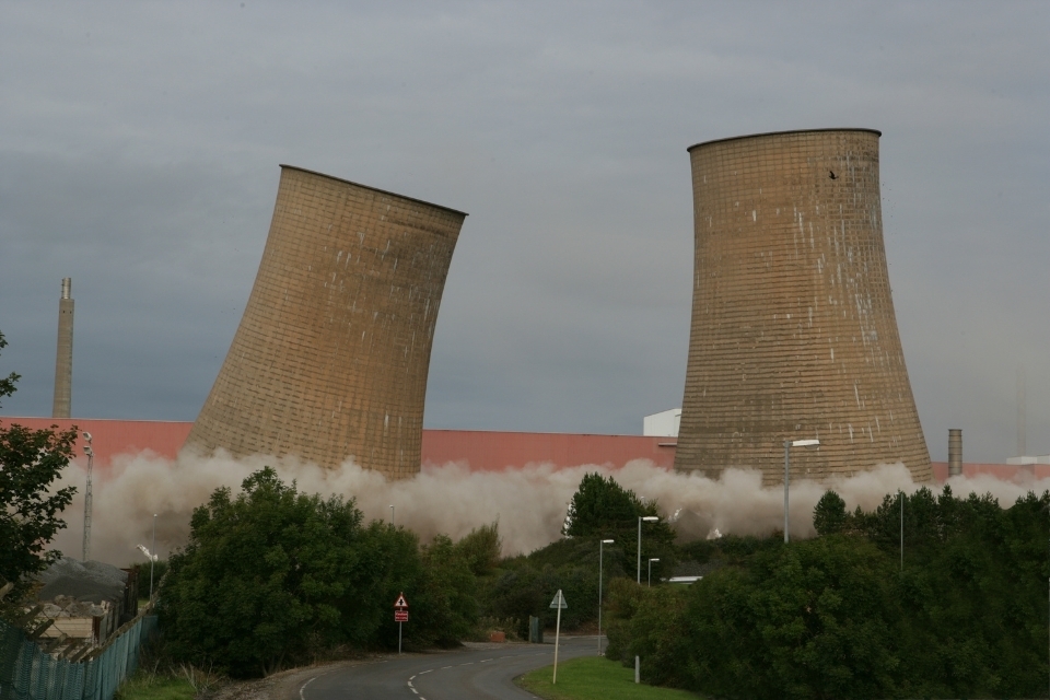Demolition of the Calder Hall cooling towers in 2007.